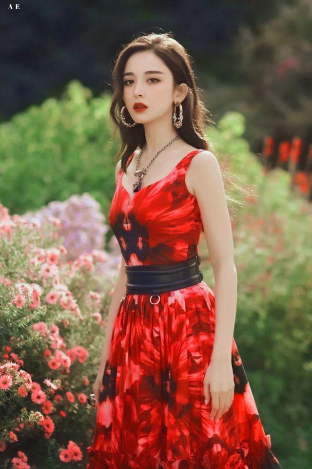 古力娜扎真敢穿！穿「肚兜」連體褲秀個性，胸口超大蝴蝶結太搶鏡 娛樂八卦吃瓜 第7张