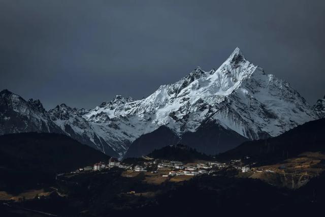 香格里拉地理位置介绍，香格里拉 美景如画