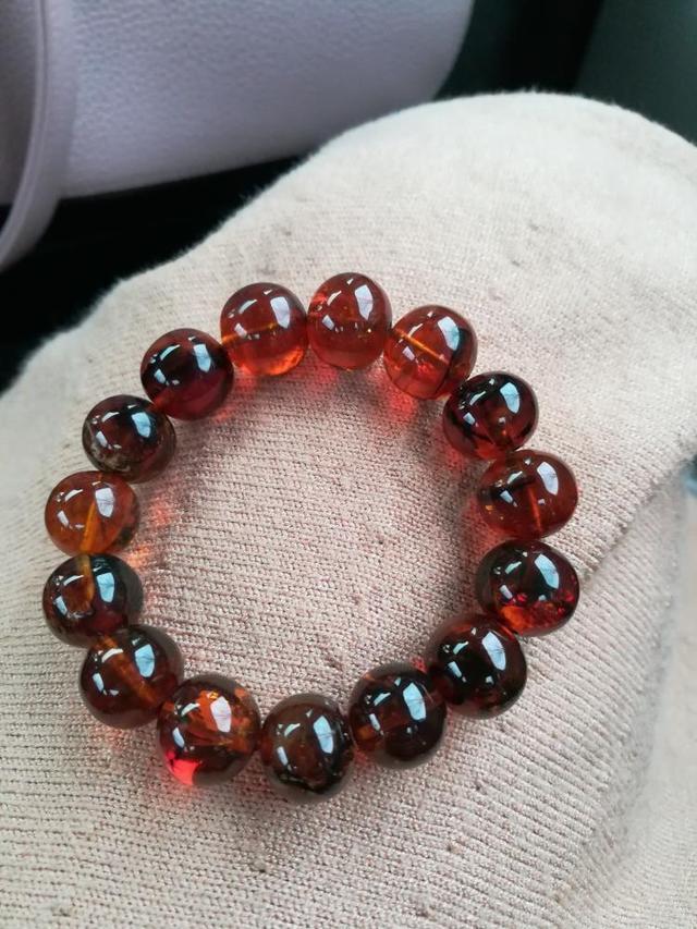 蜜蜡和琥珀的区别，蜜蜡和琥珀最简单的区别