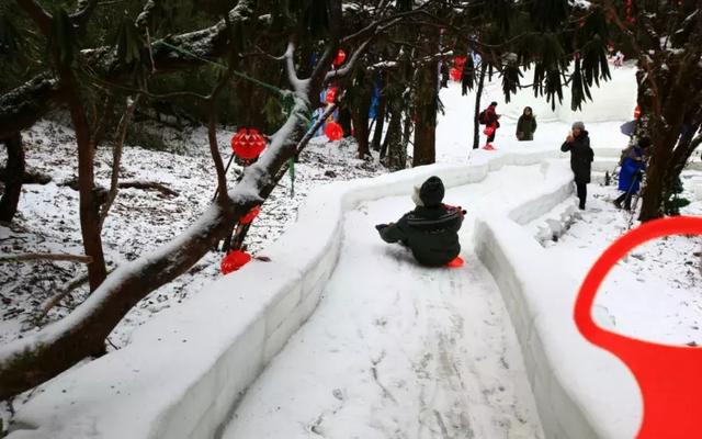 成都冬天适合滑雪的地方，气温陡降至1成都市区有雪但铺不起来