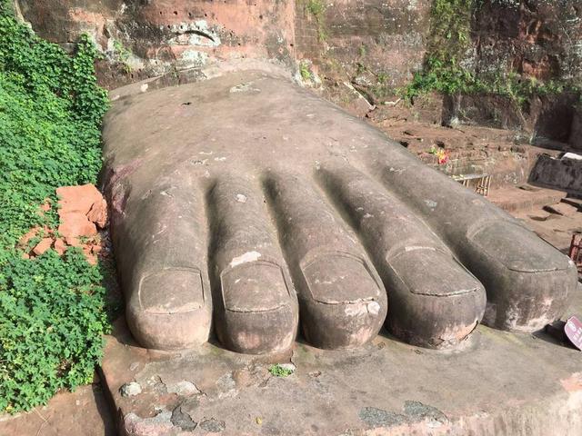 乐山大佛上还有一个卧佛，全国最大的坐佛