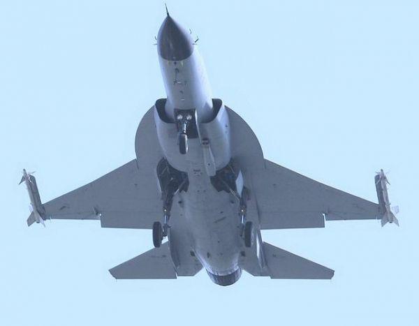 枭龙战斗机对比阵风，单外援对抗满配优势阵容