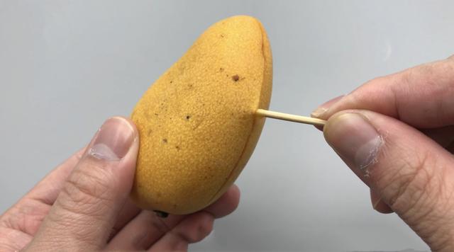 如何快速给芒果去皮，一个小动作，快速剥皮