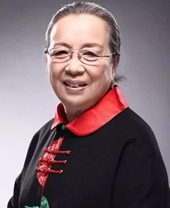 容嬷嬷李明启罕见近况曝光，86岁“容嬷嬷”李明启逛菜市场