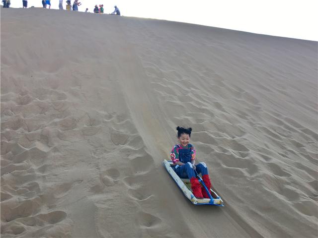 腾格里沙漠旅游攻略，腾格里沙漠腹地的草原奇观