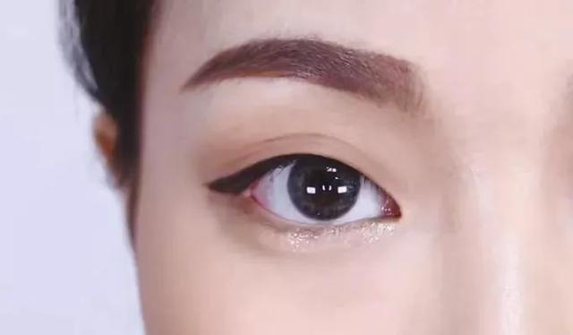 单眼皮怎么画眼影，单眼皮怎样画眼妆简单又漂亮