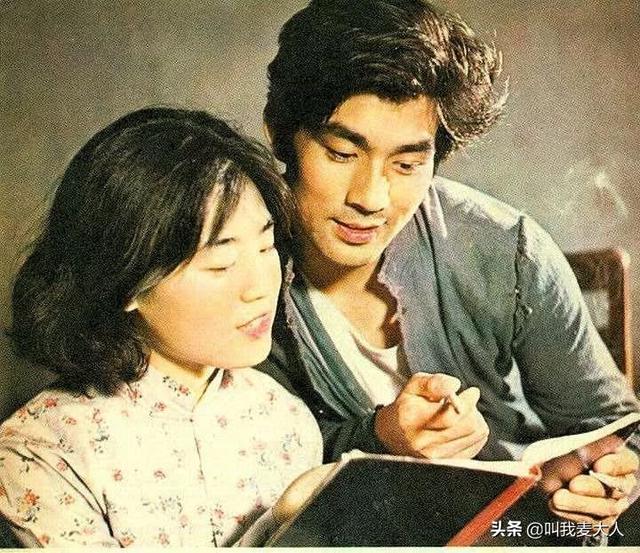 朱时茂春晚最新消息，与旗袍美女饮酒红光满面