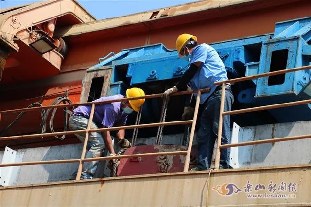 连乐铁路井研车站，连乐铁路井研段开始铺架