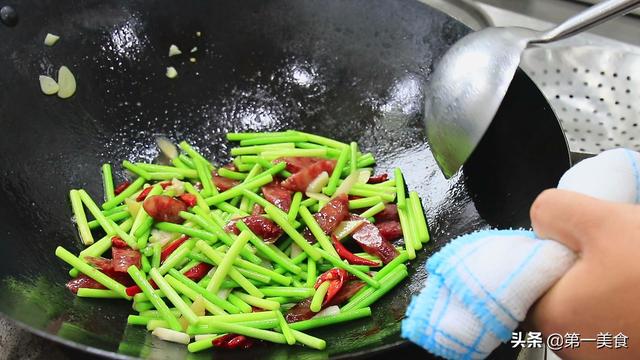 香肠炒蒜苔的做法，腊肠炒蒜苔家庭做法