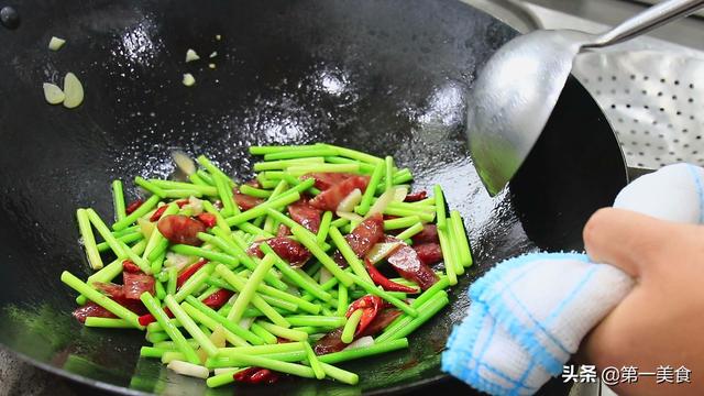 香肠炒蒜苔的做法，腊肠炒蒜苔家庭做法