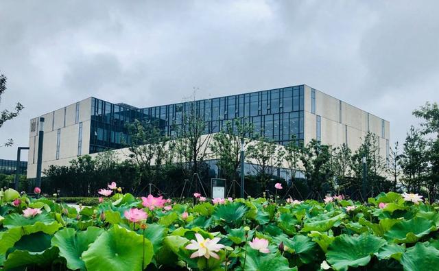 青山湖24小时图书馆，江西首个户外“24小时自助城市书房”在南昌建成