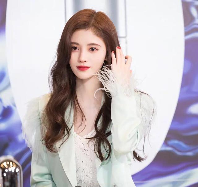 鞠婧祎为什么叫四千年美女，鞠婧祎为什么是四千年第一美女（鞠婧祎为啥被叫“四千年美女”）