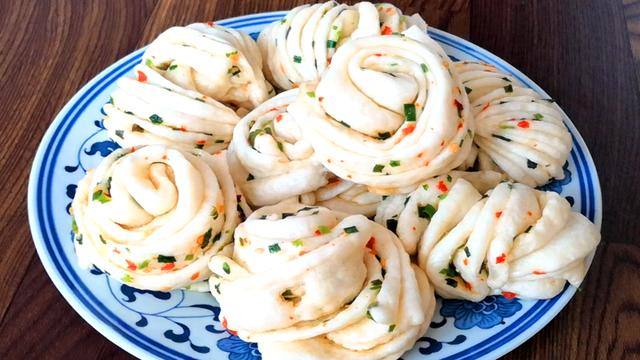 怎么做葱油花卷，葱香花卷怎么做最简单又好看（教你做好看又好吃的葱油花卷）
