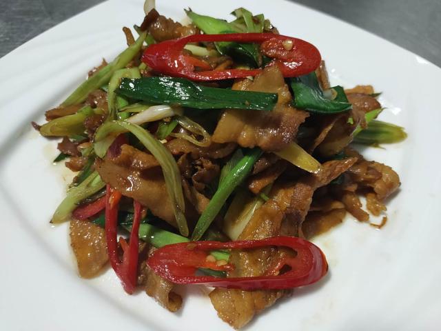 蒜苗炒肉的做法家常菜，家庭蒜苗炒肉的做法（吃一次就让你忘不了的蒜苗炒肉）