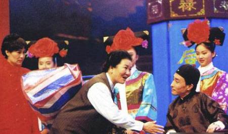 杜十娘跳江后被谁救，杜十娘死前怒扔百宝箱