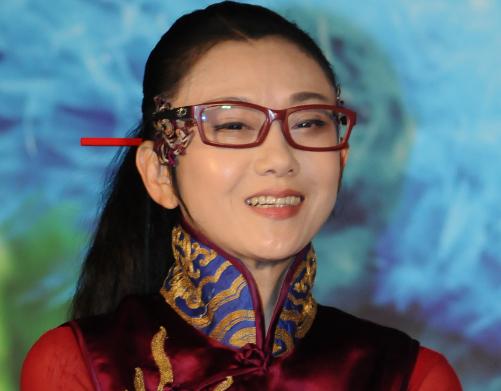 杨丽萍为什么总戴帽子，杨丽萍为什么戴帽子十年