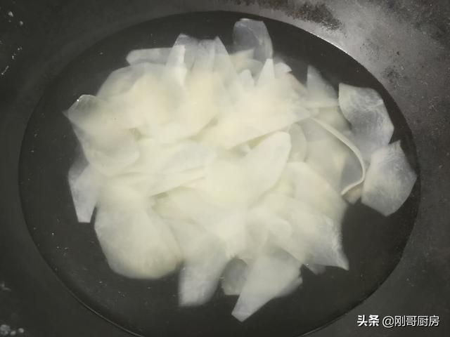 炸薯片的家常做法，家常炸薯片最简单做法（教你在家炸薯片）
