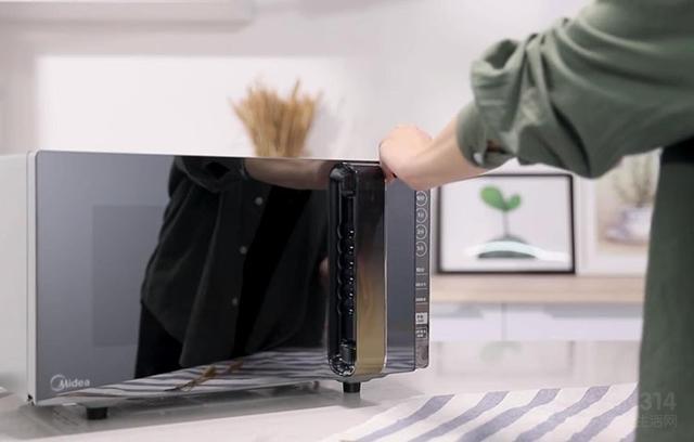 微波炉怎么热菜，怎样选择微波炉热菜（微波炉是如何给食物加热的）