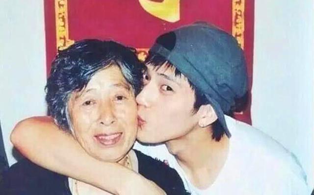 井柏然出生28天被拋棄，90億票房先生逆天改命後，戳痛多少人的心 娛樂八卦吃瓜 第4张