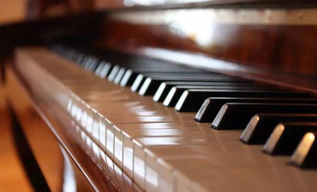 电钢琴和钢琴的区别，电钢琴和钢琴有多少区别（3分钟带你了解钢琴）