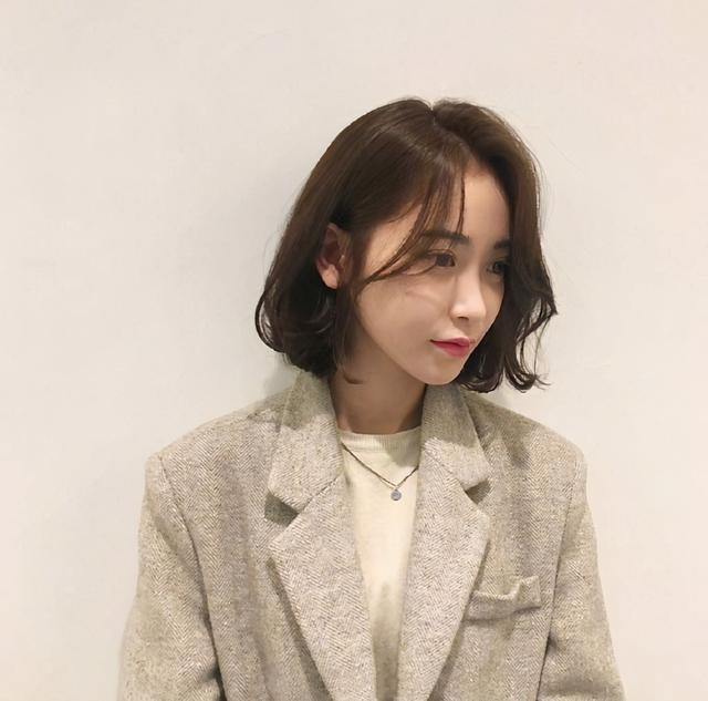 波浪型小清新发型，先别去理发店做大波浪