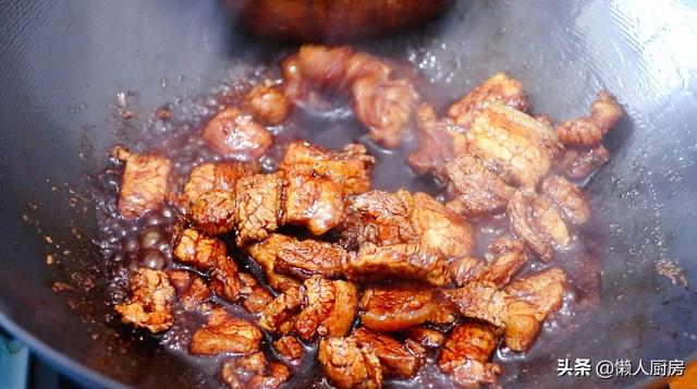 五花肉里加一碗大米，配上胡蘿卜和豌豆，連挑食的孩子也愛吃 熱愛美食 第9张