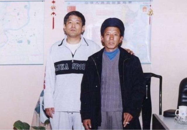 此时,吕秀堂的妻子李玉英和儿子吕海山都在旁边,满屋人都对他的经历