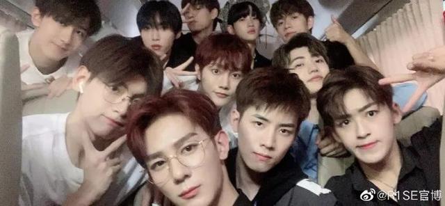 各家明星的粉丝名及应援色，张艺兴的应援色