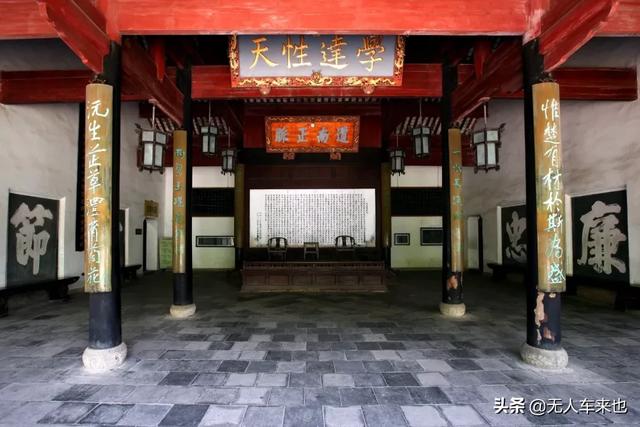 天下闻名岳麓书院，千年岳麓书院背靠麓山