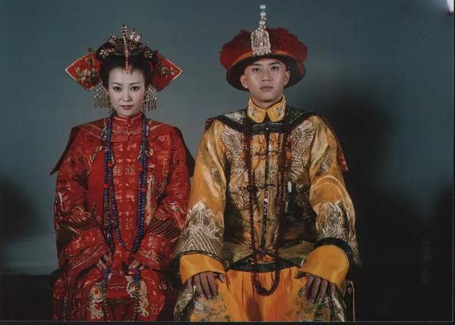 38岁杨蓉终于高调一回，穿红T配红纱裙娇艳妩媚