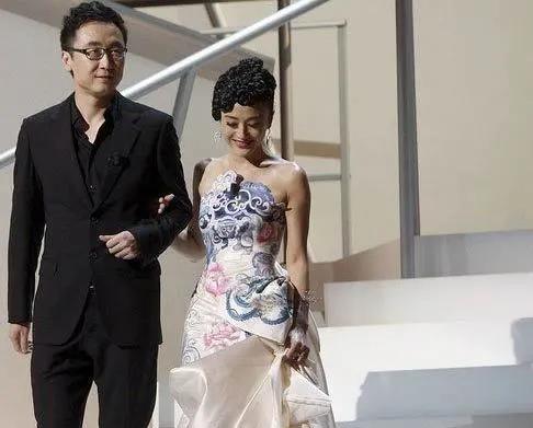 陆川秦岚分手原因，陆川评价秦岚分手原因（因黄晓明赔上千万违约金）