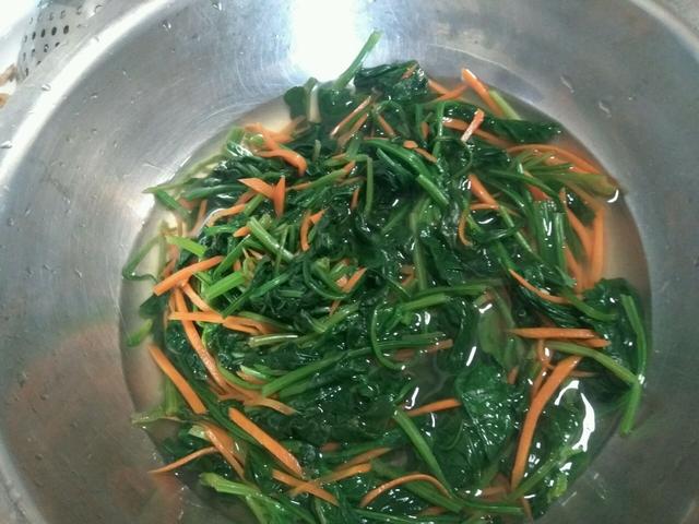 凉拌菠菜花生米，花生米和菠菜怎样凉拌好吃（教你做成夏季开胃凉拌菜）