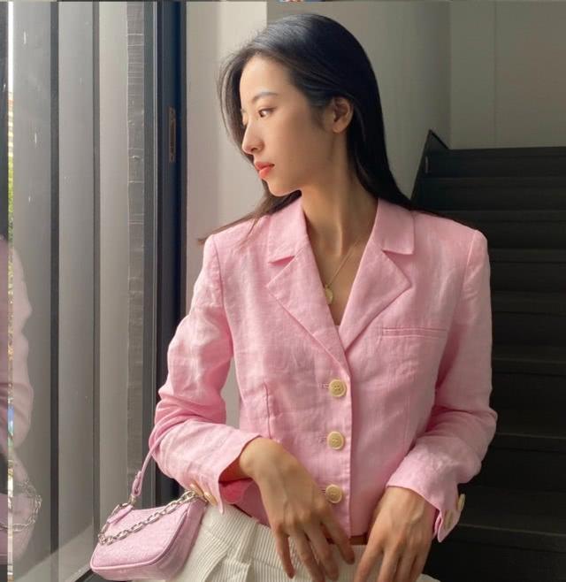 周雨彤私服穿搭太個性！帥氣甜美不同風格完美駕馭，有顏任真任性 娛樂八卦吃瓜 第8张