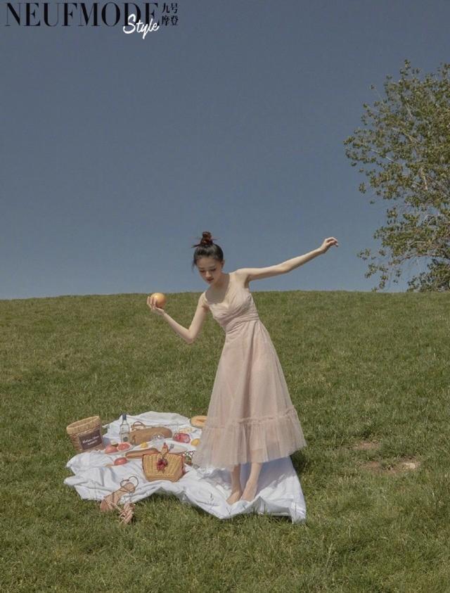 徐璐盛夏造型look，戶外野餐穿公主風裙裝，造型清新優雅減齡足 娛樂八卦吃瓜 第2张