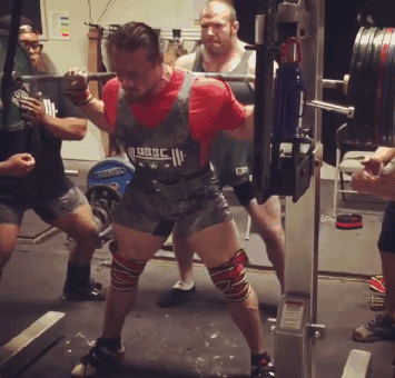 正确的深蹲姿势和错误的深蹲姿势，深蹲蹲的越低越好