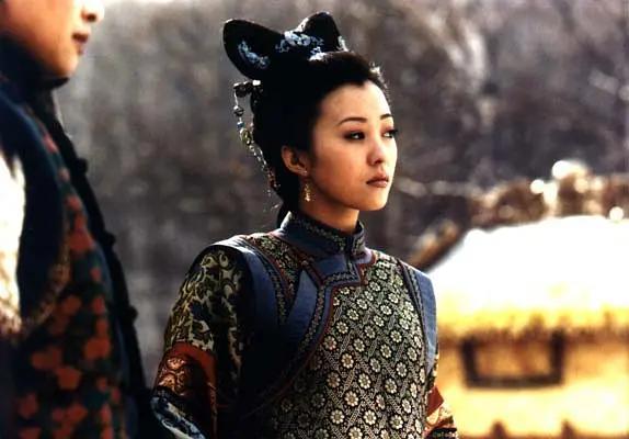 38岁杨蓉终于高调一回，穿红T配红纱裙娇艳妩媚