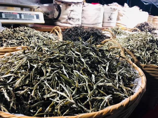 西双版纳江边夜市，西双版纳最火爆的夜市（到西双版纳一定要知道的五件事）