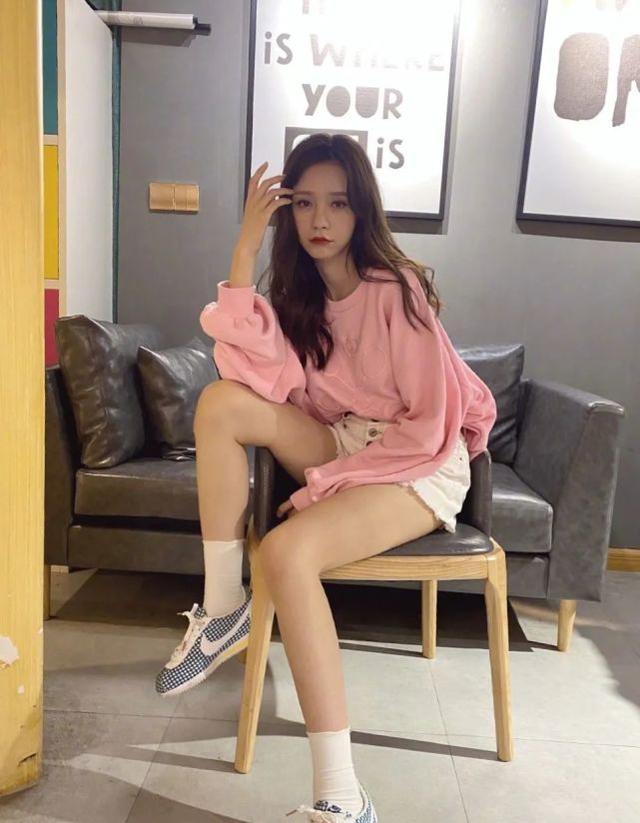 沈夢辰曬照撞臉Angelababy？穿​粉衛衣配短褲秀美腿，海濤好眼光 娛樂八卦吃瓜 第2张