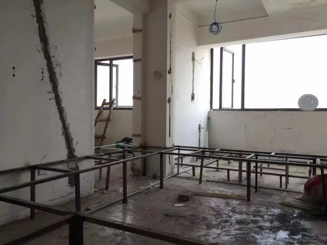 下沉式设计让客厅别具一格，也不耽误会客用餐