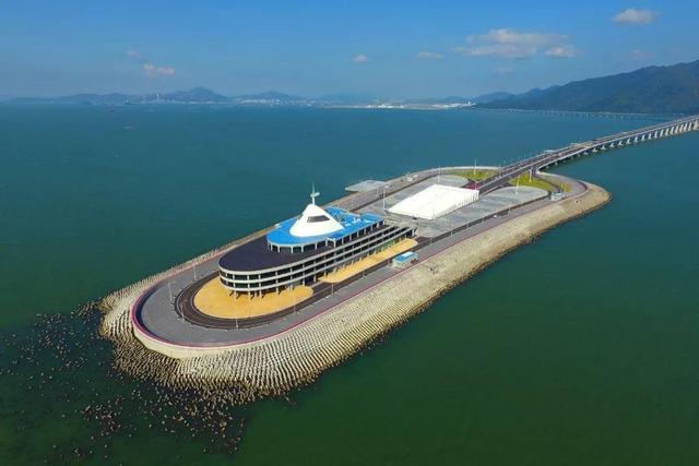 港珠澳大桥造价，港珠澳大桥堪称世界第九大奇迹吗（花了千亿造桥却不能通车）