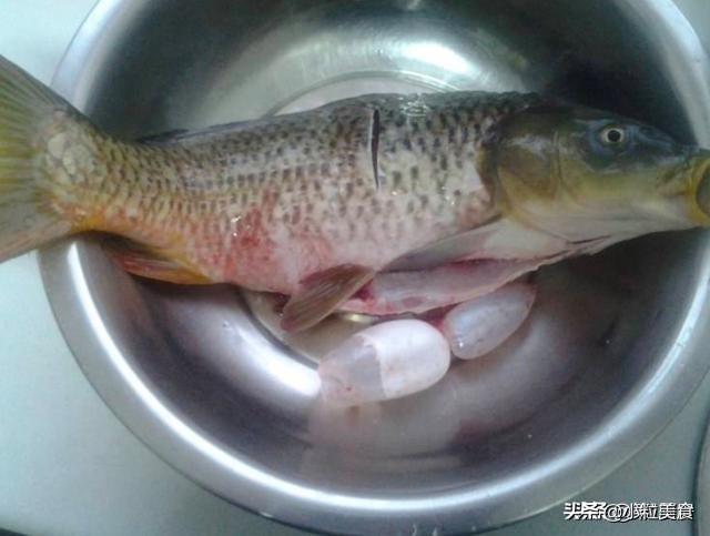 怎样做鲤鱼汤好喝又不腥，做清炖鲤鱼记住这3个关键汤白肉嫩