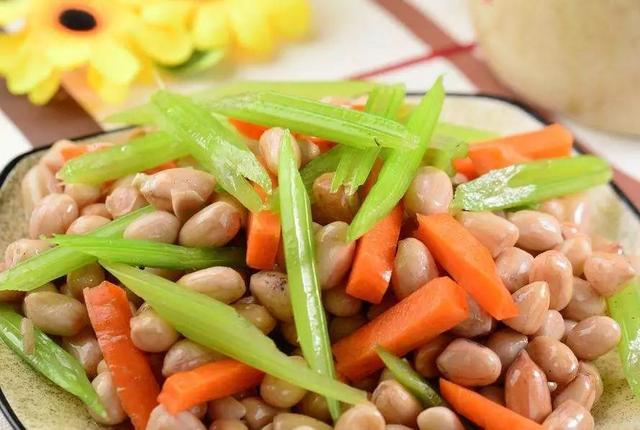 怎样制作芹菜拌花生，这才是芹菜拌花生正确做法