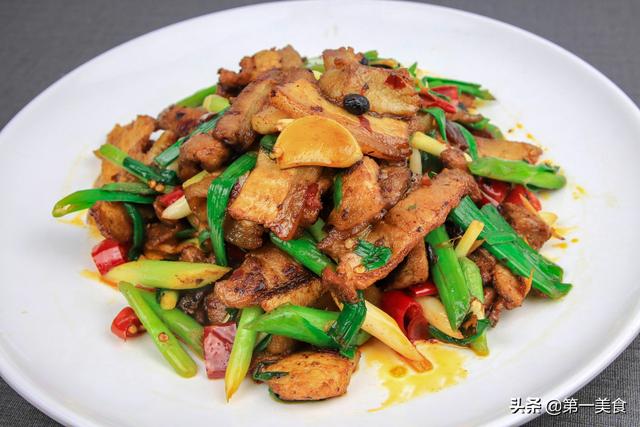 五花肉炒蒜苗正宗做法，蒜苗炒五花肉的家常做法