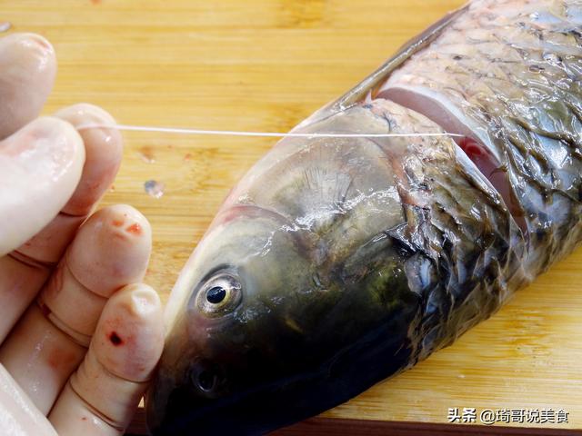 鱼的腥线怎么去除，给鱼去腥去除鱼腥线