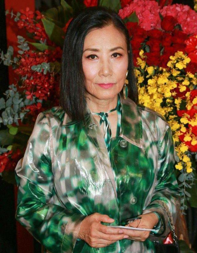 74岁汪明荃素颜沧桑，73岁汪明荃仍为生计奔波