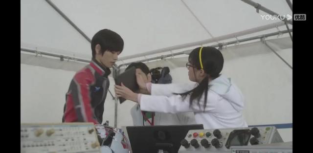 艾克斯奥特曼的人间体第一次变身没想到竟是如此，艾克斯奥特曼头发光