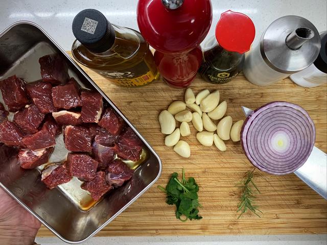 黑椒金蒜牛肉粒，金蒜牛肉粒比补药营养