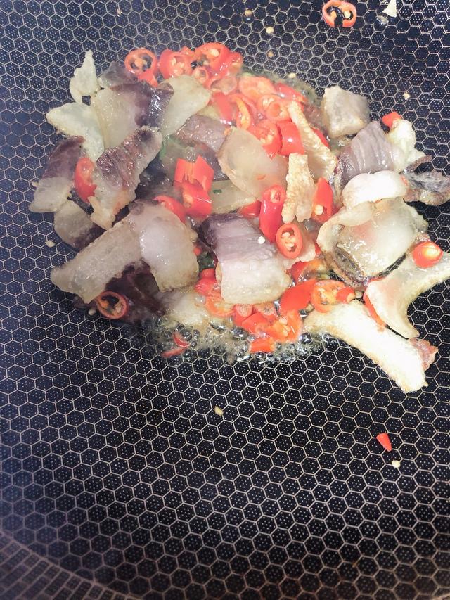 野藠头炒腊肉怎么炒好吃，咸香不腻的藠头炒咸肉