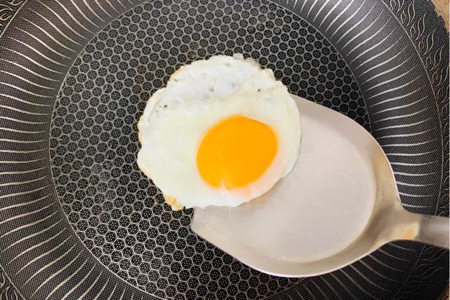 煎蛋汤详细做法，大师家里做的水煎蛋炖汤