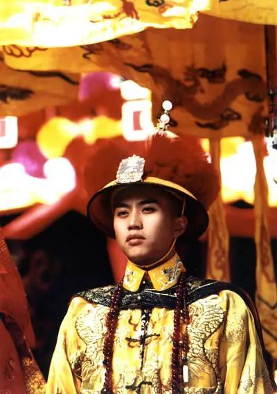 38岁杨蓉终于高调一回，穿红T配红纱裙娇艳妩媚